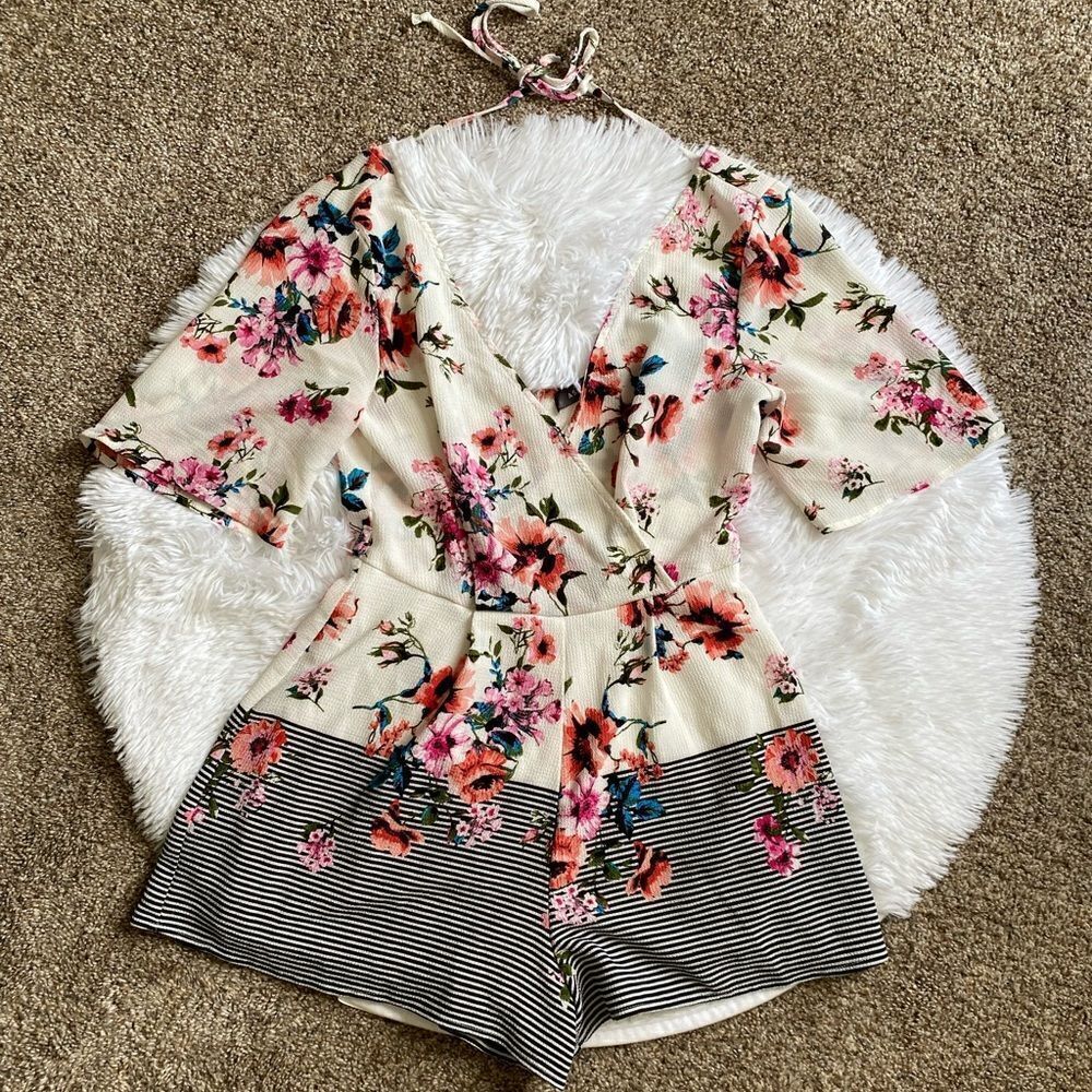 Ash & Violet Floral Shorts Romper Womens Size Small Lightweight Lined Stretchy